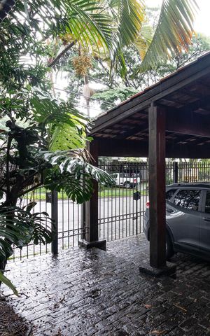 Casa à venda com 384m², 4 quartos e 2 vagas Casa à venda com 384m², 4 quartos e 2 vagasGaragem