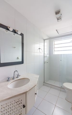 Casa de condomínio à venda com 384m², 4 quartos e 4 vagas Casa de condomínio à venda com 384m², 4 quartos e 4 vagasBanheiro 2