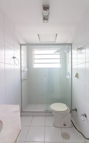 Casa de condomínio à venda com 384m², 4 quartos e 4 vagas Casa de condomínio à venda com 384m², 4 quartos e 4 vagasBanheiro 2