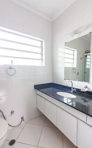 Casa de condomínio à venda com 384m², 4 quartos e 4 vagas Casa de condomínio à venda com 384m², 4 quartos e 4 vagasBanheiro