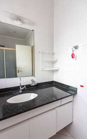 Casa de condomínio à venda com 384m², 4 quartos e 4 vagas Casa de condomínio à venda com 384m², 4 quartos e 4 vagasBanheiro