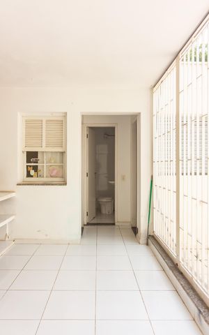 Casa de condomínio à venda com 384m², 4 quartos e 4 vagas Casa de condomínio à venda com 384m², 4 quartos e 4 vagasÁrea de Serviço