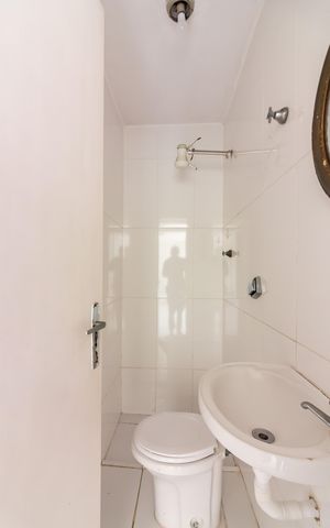 Casa de condomínio à venda com 384m², 4 quartos e 4 vagas Casa de condomínio à venda com 384m², 4 quartos e 4 vagasBanheiro de Serviço