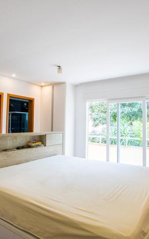 Casa à venda com 450m², 4 quartos e 6 vagas Casa à venda com 450m², 4 quartos e 6 vagasSuíte
