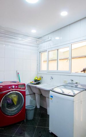 Casa à venda com 450m², 4 quartos e 6 vagas Casa à venda com 450m², 4 quartos e 6 vagasÁrea de serviço