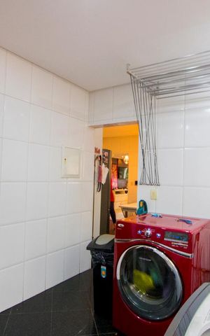Casa à venda com 450m², 4 quartos e 6 vagas Casa à venda com 450m², 4 quartos e 6 vagasÁrea de serviço
