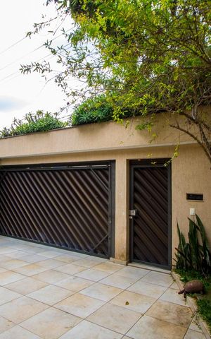Casa à venda com 450m², 4 quartos e 6 vagas Casa à venda com 450m², 4 quartos e 6 vagasGaragem