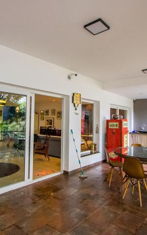 Casa à venda com 450m², 4 quartos e 6 vagas Casa à venda com 450m², 4 quartos e 6 vagasÁrea comum