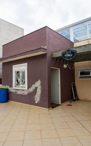 Casa à venda com 450m², 4 quartos e 6 vagas Casa à venda com 450m², 4 quartos e 6 vagasVaranda da Suíte 2