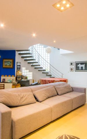Casa à venda com 450m², 4 quartos e 6 vagas Casa à venda com 450m², 4 quartos e 6 vagasSala