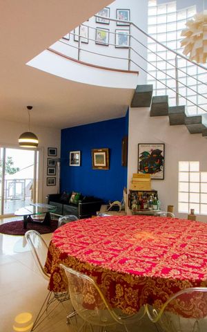 Casa à venda com 450m², 4 quartos e 6 vagas Casa à venda com 450m², 4 quartos e 6 vagasSala