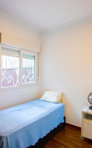 Casa à venda com 450m², 4 quartos e 6 vagas Casa à venda com 450m², 4 quartos e 6 vagasQuarto