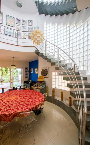 Casa à venda com 450m², 4 quartos e 6 vagas Casa à venda com 450m², 4 quartos e 6 vagasSala