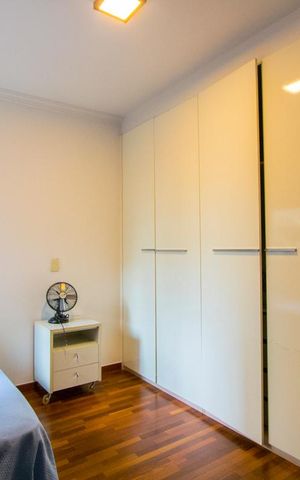 Casa à venda com 450m², 4 quartos e 6 vagas Casa à venda com 450m², 4 quartos e 6 vagasQuarto