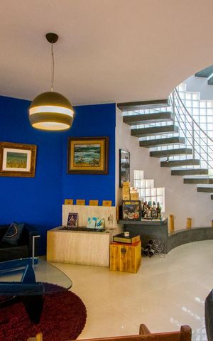 Casa à venda com 450m², 4 quartos e 6 vagas Casa à venda com 450m², 4 quartos e 6 vagasSala
