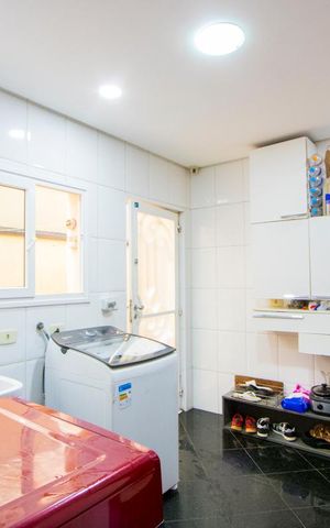 Casa à venda com 450m², 4 quartos e 6 vagas Casa à venda com 450m², 4 quartos e 6 vagasÁrea de serviço