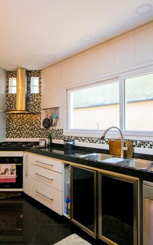 Casa à venda com 450m², 4 quartos e 6 vagas Casa à venda com 450m², 4 quartos e 6 vagasCozinha