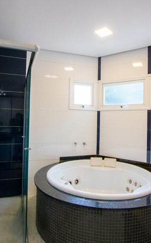 Casa à venda com 450m², 4 quartos e 6 vagas Casa à venda com 450m², 4 quartos e 6 vagasBanheiro da Suíte