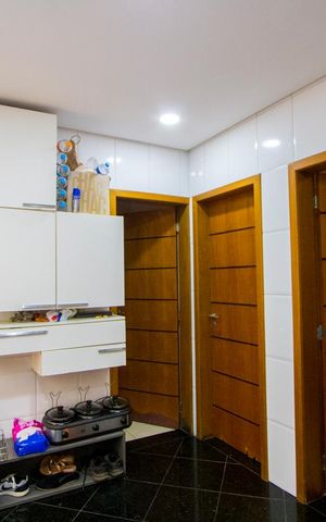 Casa à venda com 450m², 4 quartos e 6 vagas Casa à venda com 450m², 4 quartos e 6 vagasÁrea de serviço