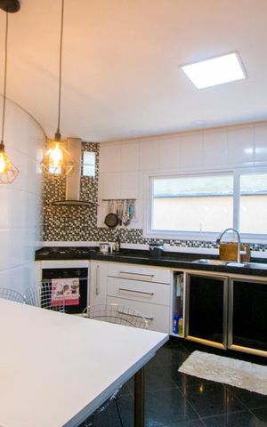 Casa à venda com 450m², 4 quartos e 6 vagas Casa à venda com 450m², 4 quartos e 6 vagasCozinha