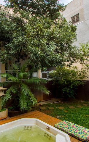 Casa à venda com 450m², 4 quartos e 6 vagas Casa à venda com 450m², 4 quartos e 6 vagasQuintal/Jardim
