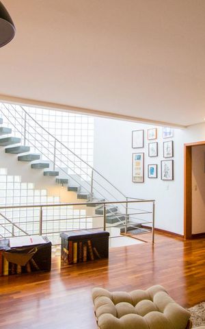 Casa à venda com 450m², 4 quartos e 6 vagas Casa à venda com 450m², 4 quartos e 6 vagasEscritório