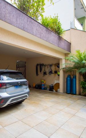 Casa à venda com 450m², 4 quartos e 6 vagas Casa à venda com 450m², 4 quartos e 6 vagasGaragem