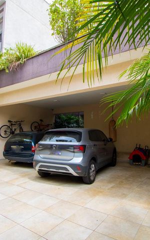 Casa à venda com 450m², 4 quartos e 6 vagas Casa à venda com 450m², 4 quartos e 6 vagasGaragem