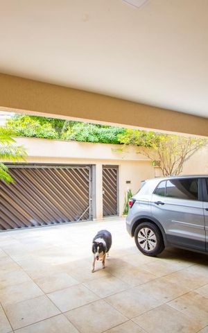 Casa à venda com 450m², 4 quartos e 6 vagas Casa à venda com 450m², 4 quartos e 6 vagasGaragem