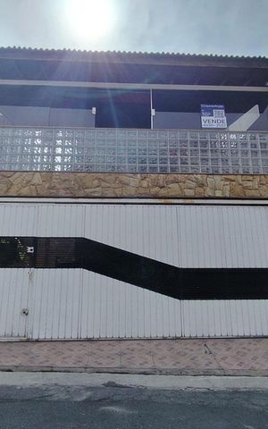 Casa à venda com 192m², 4 quartos e 2 vagas Casa à venda com 192m², 4 quartos e 2 vagasFachada