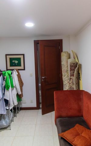 Casa de condomínio à venda com 838m², 4 quartos e 5 vagas Casa de condomínio à venda com 838m², 4 quartos e 5 vagasCloset da suíte 4