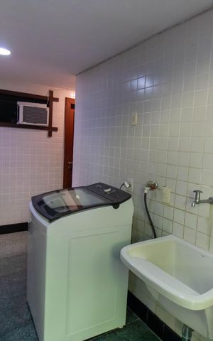 Casa de condomínio à venda com 838m², 4 quartos e 5 vagas Casa de condomínio à venda com 838m², 4 quartos e 5 vagasÁrea de Serviço
