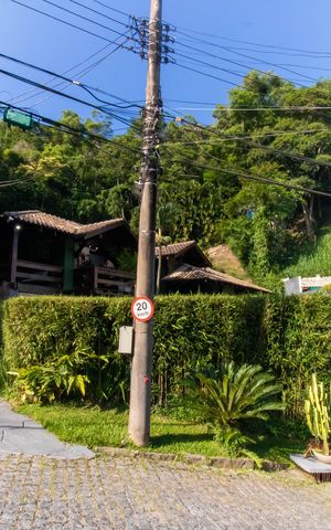 Casa de condomínio à venda com 838m², 4 quartos e 5 vagas Casa de condomínio à venda com 838m², 4 quartos e 5 vagasFachada