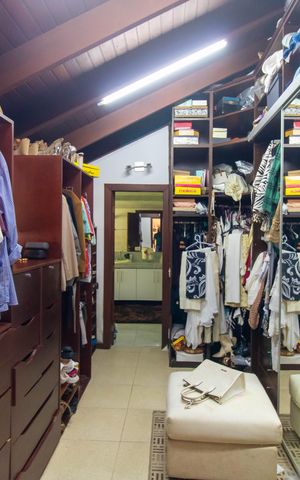 Casa de condomínio à venda com 838m², 4 quartos e 5 vagas Casa de condomínio à venda com 838m², 4 quartos e 5 vagasCloset da suíte 2