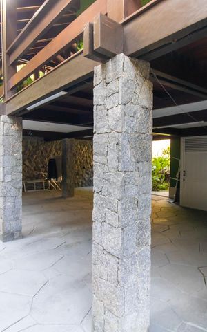 Casa de condomínio à venda com 838m², 4 quartos e 5 vagas Casa de condomínio à venda com 838m², 4 quartos e 5 vagasÁrea externa