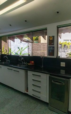 Casa de condomínio à venda com 838m², 4 quartos e 5 vagas Casa de condomínio à venda com 838m², 4 quartos e 5 vagasCozinha