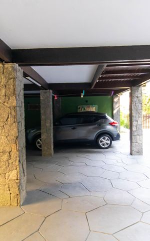 Casa de condomínio à venda com 838m², 4 quartos e 5 vagas Casa de condomínio à venda com 838m², 4 quartos e 5 vagasGaragem