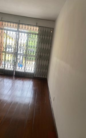Casa à venda com 240m², 2 quartos e 2 vagas Casa à venda com 240m², 2 quartos e 2 vagasSala