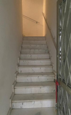 Casa à venda com 240m², 2 quartos e 2 vagas Casa à venda com 240m², 2 quartos e 2 vagasEscada