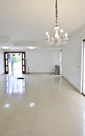 Casa de condomínio para alugar com 250m², 3 quartos e 4 vagas