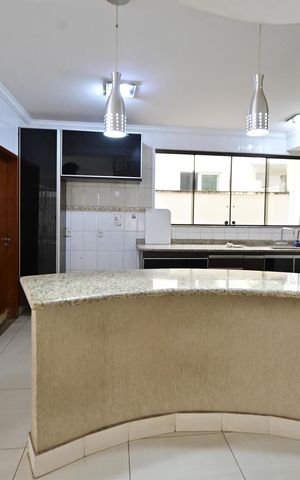 Casa de condomínio para alugar com 250m², 3 quartos e 4 vagas