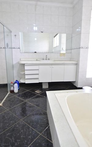 Casa de condomínio para alugar com 250m², 3 quartos e 4 vagas