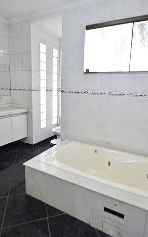 Casa de condomínio para alugar com 250m², 3 quartos e 4 vagas