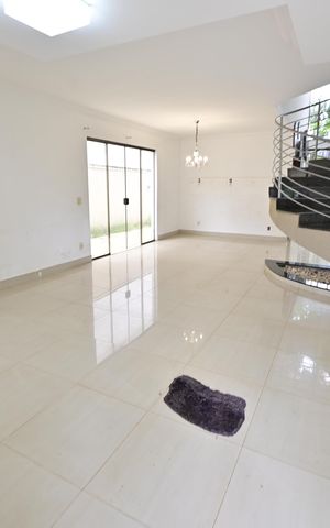 Casa de condomínio para alugar com 250m², 3 quartos e 4 vagas
