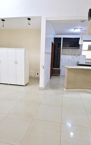 Casa de condomínio para alugar com 250m², 3 quartos e 4 vagas