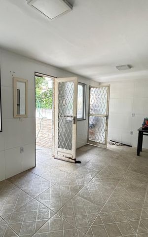 Casa à venda com 100m², 4 quartos e 1 vagaÁrea de Serviço