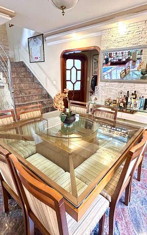 Casa à venda com 392m², 3 quartos e 7 vagas Casa à venda com 392m², 3 quartos e 7 vagasSala