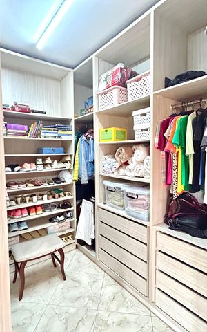 Casa à venda com 392m², 3 quartos e 7 vagas Casa à venda com 392m², 3 quartos e 7 vagasCloset da suíte