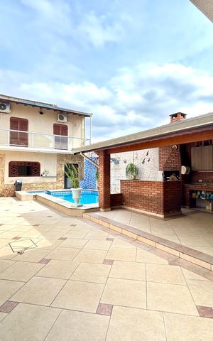 Casa à venda com 392m², 3 quartos e 7 vagas Casa à venda com 392m², 3 quartos e 7 vagasQuintal / Garagem