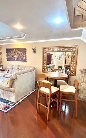 Casa à venda com 392m², 3 quartos e 7 vagas Casa à venda com 392m², 3 quartos e 7 vagasSala